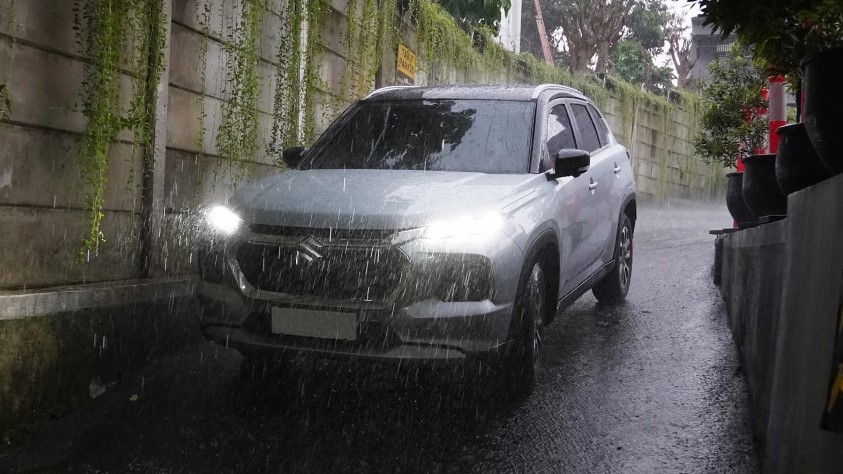 Musim Hujan Bukan Penghalang Dalam Beraktivitas, Kenali Fitur di Grand Vitara yang Membuat Berkendara Lebih Nyaman